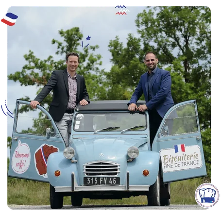 Les dirigeants de la Biscuiterie Fine de France devant la 2CV